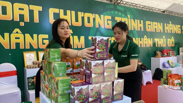  Các gian hàng OCOP của Hà Nội tham gia chương trình. Ảnh: PHÚC HẬU 