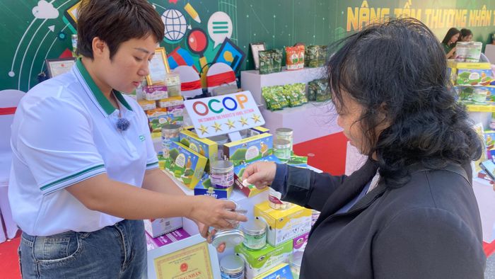  Gian hàng OCOP của một cơ sở sản xuất từ sữa tươi Ba Vì (TP Hà Nội) trưng bày sáng 6-10. Ảnh: PHÚC HẬU 
