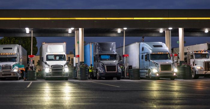 Xe tải ở Mỹ tiếp dầu diesel. Ảnh: SUPPOSEUDRIVE
