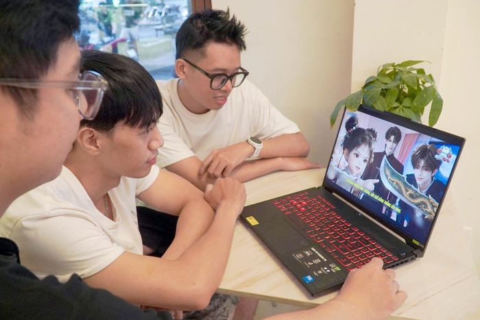  Bạn trẻ xem phim ngắn AI tại một quán cà phê ở Chung cư Ngô Tất Tố (phường Thạnh Mỹ Tây, TPHCM). Ảnh: HOÀNG TRIỀU 