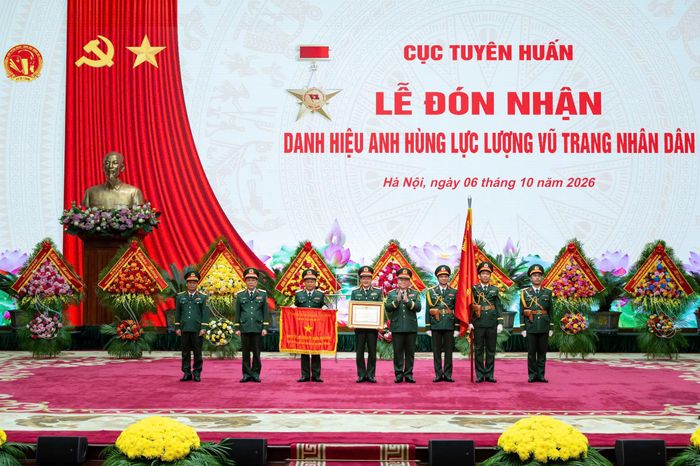  Đại tướng Nguyễn Trọng Nghĩa trao danh hiệu Anh hùng Lực lượng vũ trang nhân dân đến Cục Tuyên huấn tại buổi lễ. Ảnh: VIẾT CHUNG 