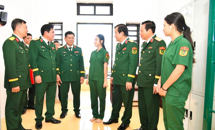  Lãnh đạo Bộ Tư lệnh Quân khu 9 động viên học sinh 