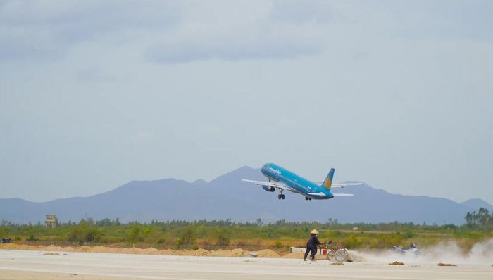  Dự án đường băng số 2 sân bay Phù Cát đang hoàn thiện. Ảnh: NGỌC OAI 