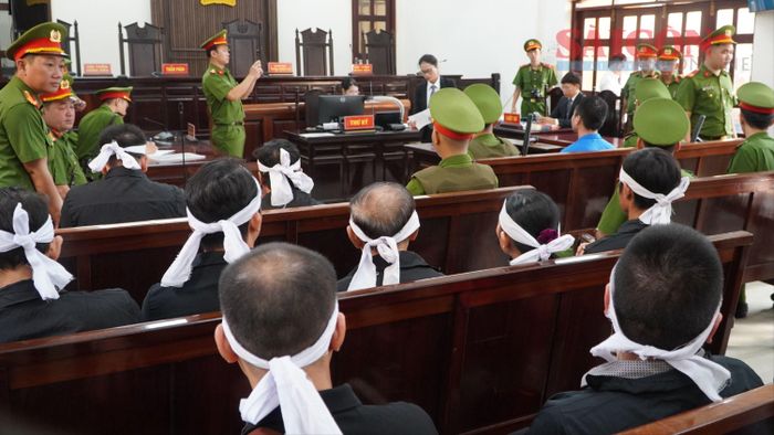  Nhiều người nhà của nạn nhân đến dự phiên tòa. Ảnh: PHÚ NGÂN 