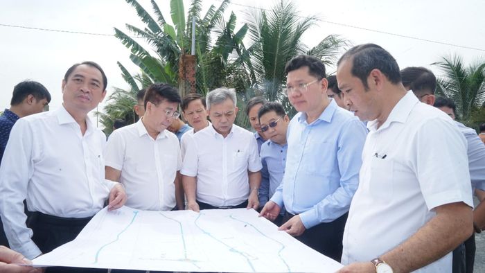  Đồng chí Hoàng Nguyên Dinh yêu cầu chủ đầu tư, đơn vị khẩn trương thi công ngay khi mặt bằng được bàn giao. Ảnh: DUY TRẦN 