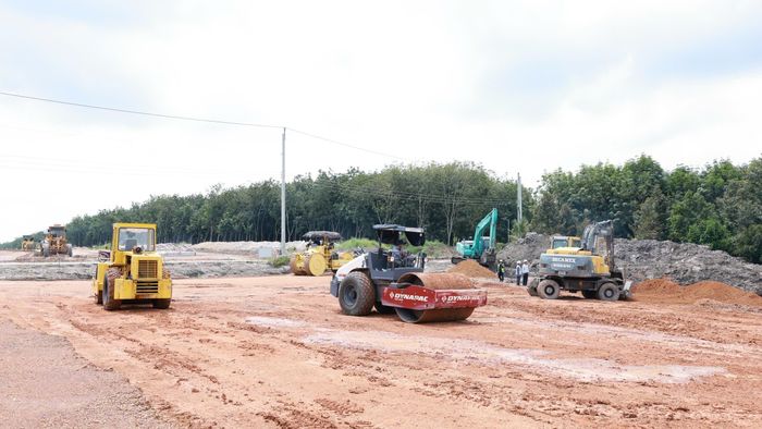  Đơn vị thi công đang tổ chức 19 mũi thi công trên dự án cao tốc TPHCM - Thủ Dầu Một - Chơn Thành. Ảnh: DUY TRẦN 