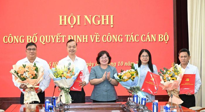 Phó Bí thư Thành ủy TPHCM Văn Thị Bạch Tuyết trao quyết định đến các nhân sự (Ảnh VIỆT DŨNG)