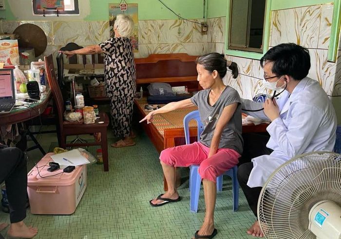 Những người già, người khó khăn trong đi lại được khám sức khỏe tại nhà