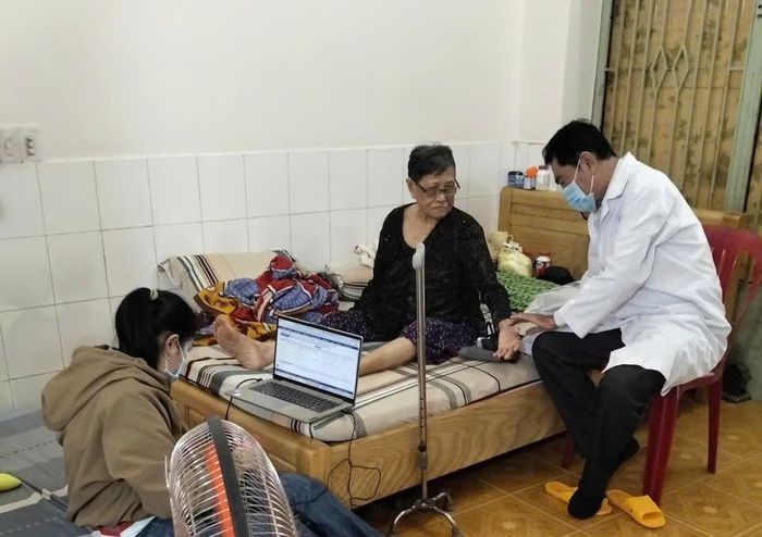 Bác sĩ đến tận giường khám sức khỏe cho người yếu thế