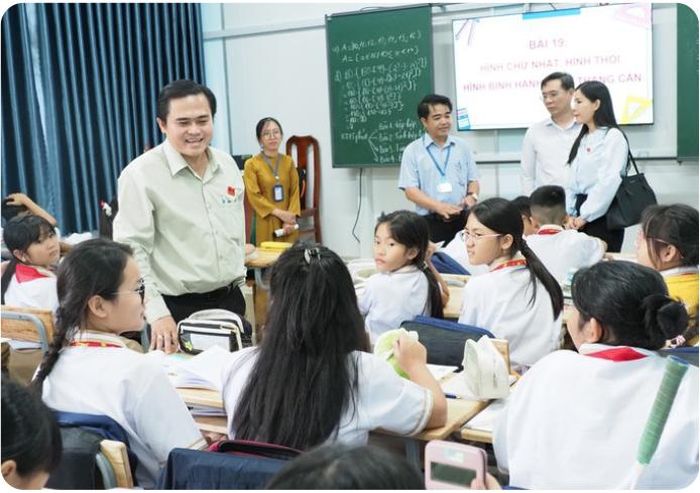 Đồng chí Cao Thanh Bình, Trưởng Ban Văn hóa - Xã hội (HĐND TPHCM) khảo sát phòng học vi tính tại Trường TH-THCS-THPT Lê Thị Riêng
