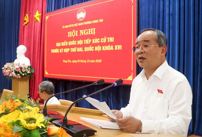 Đại biểu Lê Khánh Hải, Ủy viên Trung ương Đảng, Chủ nhiệm Văn phòng Chủ tịch nước phát biểu giải đáp và tiếp thu các kiến nghị của cử tri. Ảnh: THÀNH HUY
