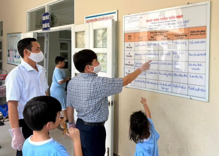  Phó Chủ tịch UBND xã Long Hải kiểm tra thực đơn tuần tại trường Tiểu học Chu Văn An 