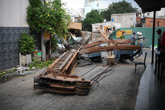 Hiện trường máy thi công ngã đổ. Ảnh: KIẾN VĂN