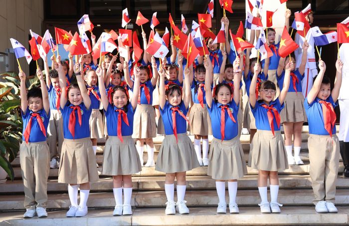 Các cháu thiếu nhi Thủ đô vẫy cờ hai nước chào đón Tổng thống José Raúl Mulino và Phu nhân cùng đoàn đại biểu cấp cao nước Cộng hòa Panama. Ảnh: QUANG PHÚC 