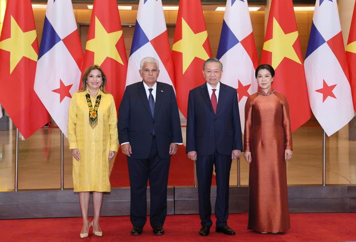  Tổng Bí thư, Chủ tịch nước Tô Lâm và Phu nhân chụp ảnh chung cùng Tổng thống José Raúl Mulino và Phu nhân. Ảnh: QUANG PHÚC 