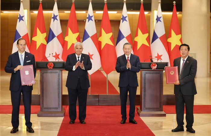  Tổng Bí thư, Chủ tịch nước Tô Lâm và Tổng thống José Raúl Mulino chứng kiến lễ trao các văn kiện hợp tác. Ảnh: QUANG PHÚC 
