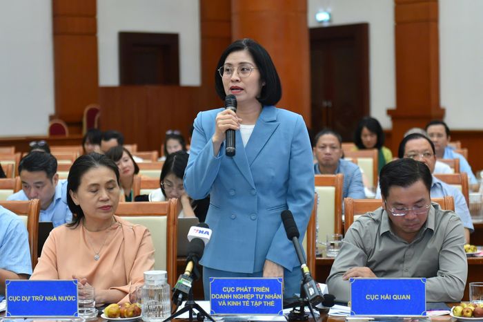  Bà Trịnh Thị Hương, Phó Cục trưởng Cục Phát triển doanh nghiệp tư nhân và kinh tế tập thể, trả lời câu hỏi của báo chí. Ảnh: LƯU THỦY 
