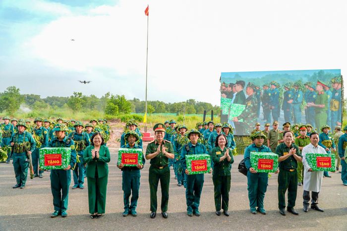  Ban Tổ chức diễn tập tặng quà các lực lượng 