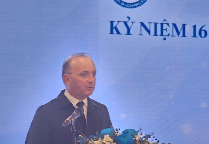 GS Stéphane Braconnier, Hiệu trưởng Đại học Paris Panthéon-Assas, phát biểu. Ảnh: CÔNG CHƯƠNG 