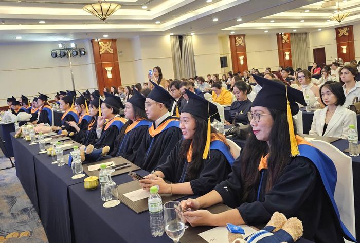  Niềm vui của các tân thạc sĩ tại buổi lễ. Ảnh: CÔNG CHƯƠNG 