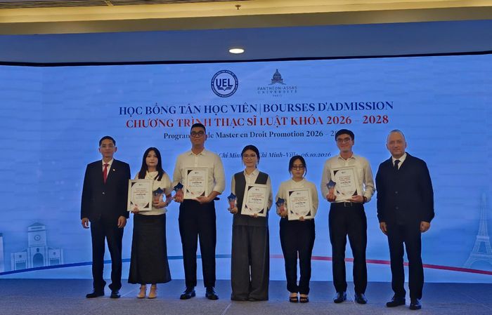  Đại diện hai trường trao học bổng cho các tân học viên khóa 2026. Ảnh: CÔNG CHƯƠNG 