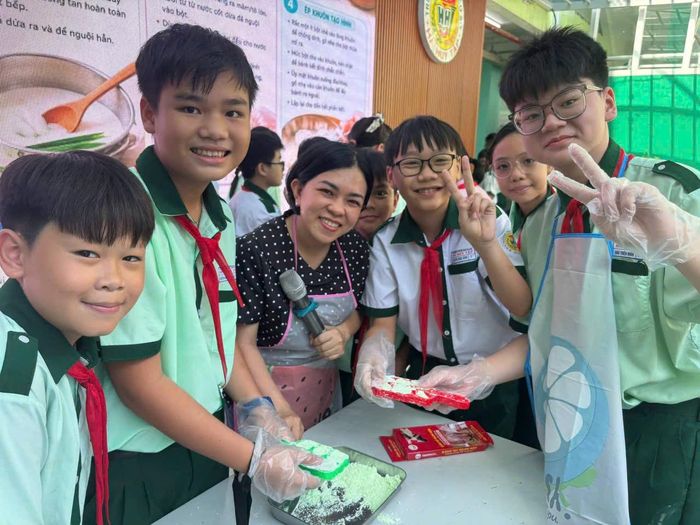 Học sinh làm bánh phục linh vào "Giờ ra chơi không điện thoại"