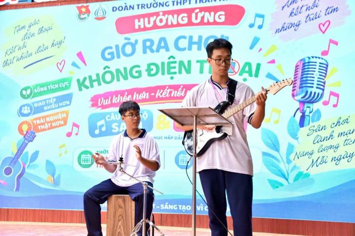 Học sinh Trường THPT Trần Khai Nguyên (phường An Đông) tham gia hoạt động văn nghệ vào giờ ra chơi không điện thoại