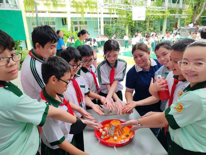 Các em hào hứng với sản phẩm "mô hình núi lửa"