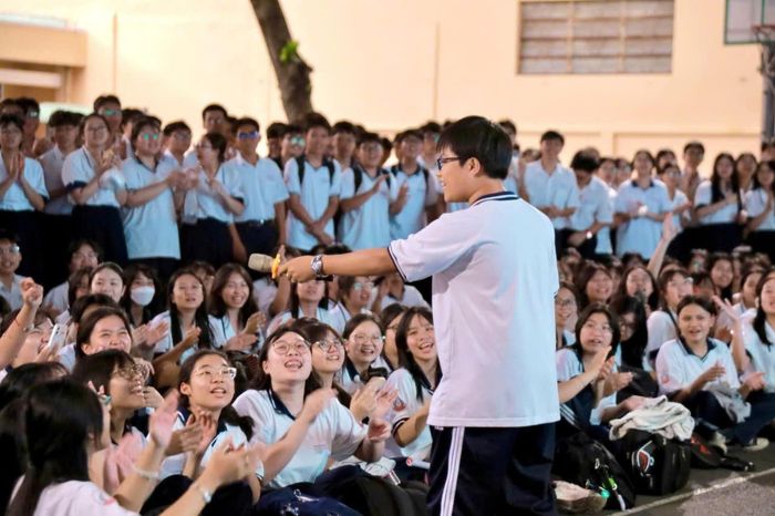 Học sinh Trường THPT Trần Khai Nguyên (phường An Đông) tham gia hoạt động văn nghệ vào giờ ra chơi không điện thoại