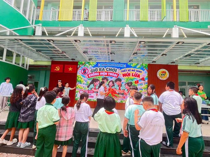 Học sinh tham gia hoạt động thiết kế mô hình núi lửa hưởng ứng "Giờ ra chơi không điện thoại"