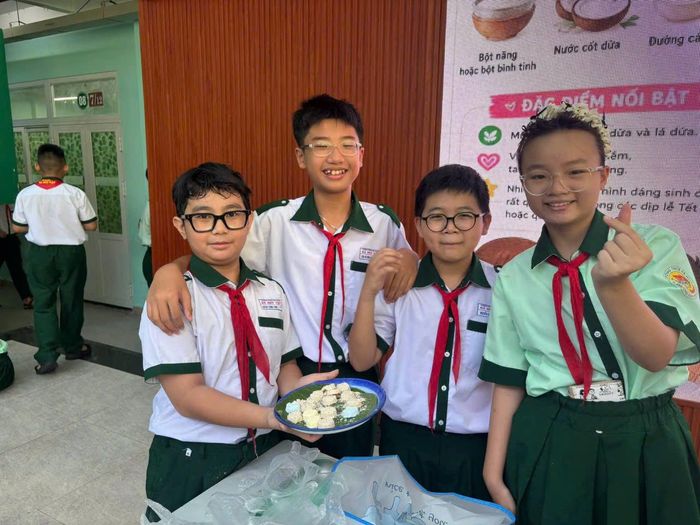 Học sinh tự hào với dĩa bánh phục linh do tự tay các em làm