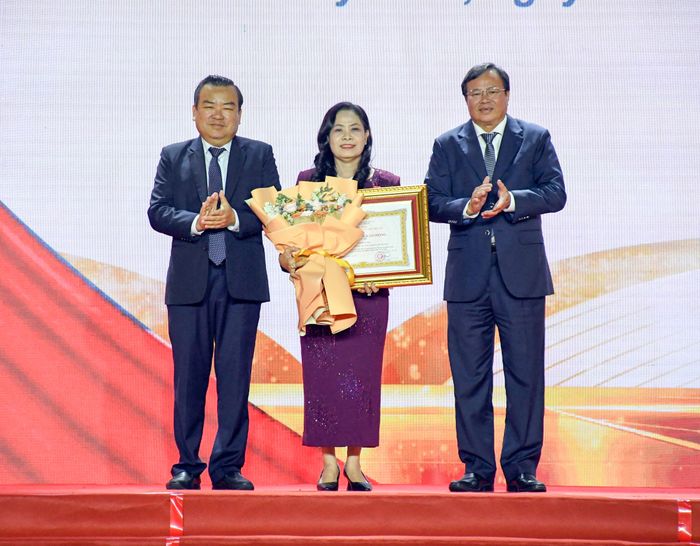  Thừa ủy quyền Chủ tịch nước, lãnh đạo tỉnh Tây Ninh trao Huân chương lao động hạng Nhì cho bà Ninh Thị Bích Thùy 