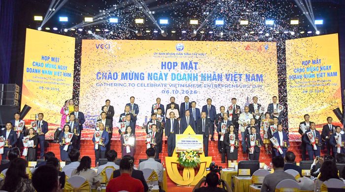  Lãnh đạo tỉnh Tây Ninh trao hoa và kỷ niệm chương tri ân các doanh nhân 