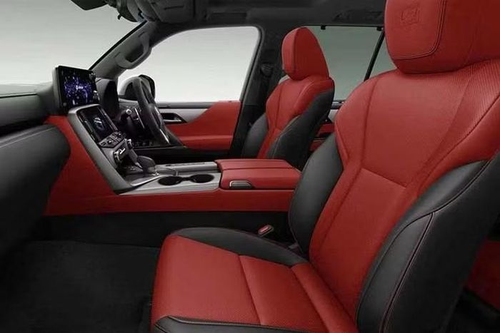 LX 600 tiêu chuẩn sử dụng mâm hợp kim 20 inch, thiết kế 6 chấu kép và hoàn thiện bằng lớp phủ tối màu. Trong khi đó, phiên bản địa hình Overtrail+ được trang bị lốp 265/70R18. Cấu trúc và hoa lốp được tối ưu nhằm giảm tiếng ồn khi chạy trên đường nhựa, đồng thời phần hông lốp sử dụng thiết kế dạng khối.