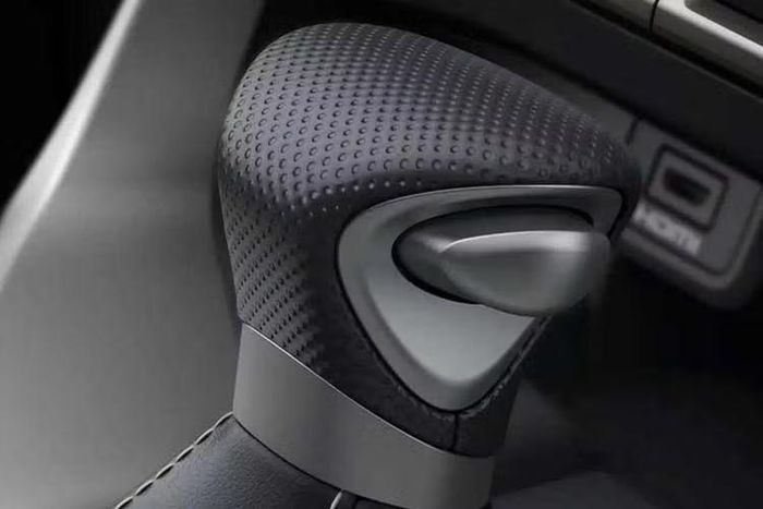 Trong khi đó, LX 700h sử dụng hệ thống hybrid tự sạc, kết hợp động cơ V6 tăng áp kép với mô-tơ điện. Hệ thống đạt công suất 457 mã lực và mô-men xoắn cực đại 790 Nm. Cả hai phiên bản đều truyền sức mạnh tới 4 bánh thông qua hộp số tự động 10 cấp Direct Shift.
