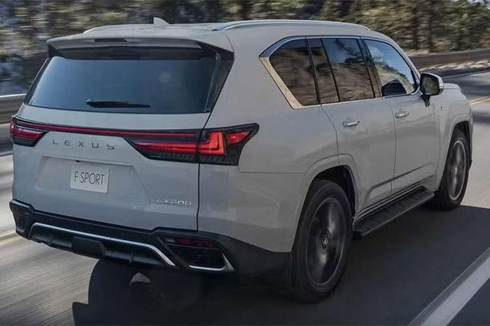Tại Nhật Bản, Lexus LX F Sport 2027 được cung cấp cho cả LX 600 sử dụng động cơ xăng và LX 700h hybrid, bên cạnh các phiên bản LX tiêu chuẩn, Overtrail+ thiên về off-road và Executive cao cấp.