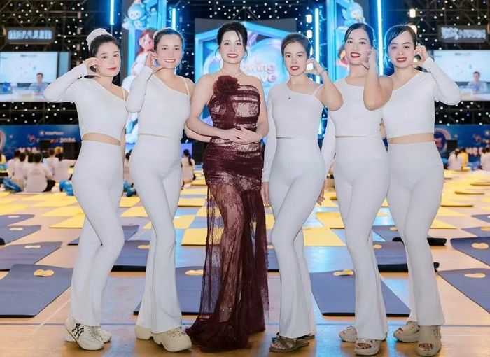Á hậu Đặng Thị Tân và các thành viên CLB Tân Yoga Hà Nội tại Festival Mẹ bầu & Em bé 2026. Ảnh: NVCC