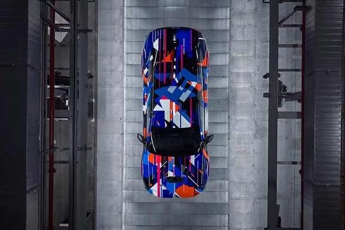 BMW i3 M là mẫu xe hiệu năng cao thuần điện đầu tiên sử dụng nền tảng công nghệ Neue Klasse của BMW M, tiếp nối phiên bản sedan BMW i3 thường.