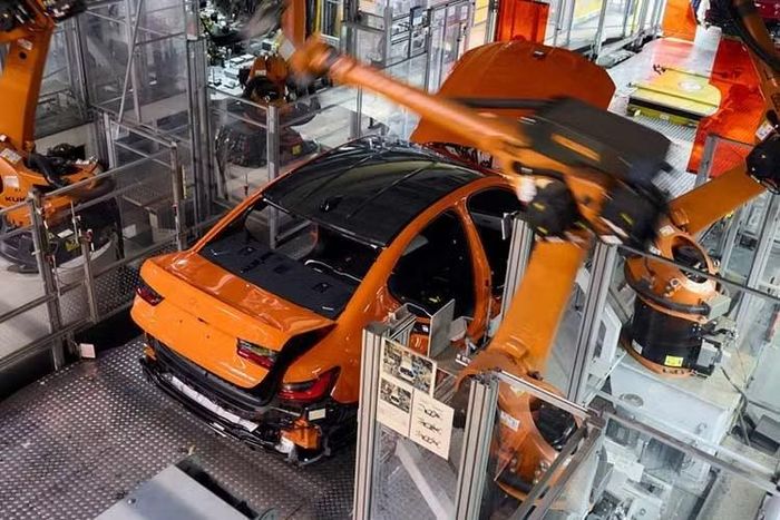 BMW M3 trang bị động cơ 6 xy-lanh 3.0L twin-turbo, công suất 480 mã lực. Đối với bản M3 Competition công suất đạt 510 mã lực và M3 Competition M xDrive có công suất 530 mã lực. BMW M3 phiên bản cao cấp nhất có khả năng tăng tốc 0-100 km/h trong 3,5 giây. Tốc độ tối đa 290 km/h với gói M Driver’s Package.