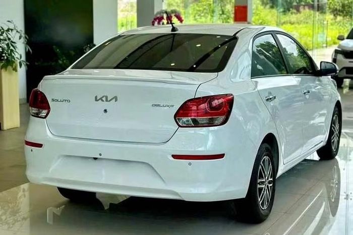 Kia Soluto có mức giảm giá ấn tượng nhưng vẫn chưa bằng một số đối thủ như Toyota Vios (từ 46-54 triệu) và Hyundai Accent (89 triệu).