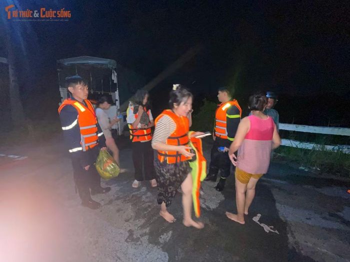 Lực lượng cứu hộ xuyên đêm tổ chức giải cứu các nạn nhân mắc kẹt trong nước chảy xiết