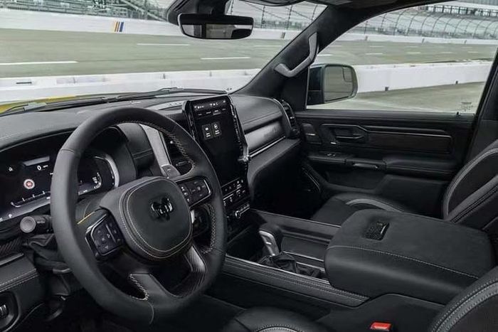 Ở cấu hình này, cỗ máy V8 của Ram bỏ qua hệ thống hybrid nhẹ eTorque và công nghệ ngắt động cơ tạm thời, biến thành chiếc xe tải cơ bắp mang phong cách cổ điển thực thụ trong một thế giới ngày càng bị điện khí hóa. Động cơ này đi kèm hộp số tự động 8 cấp truyền sức mạnh xuống cả bốn bánh hoặc chỉ hai bánh sau.