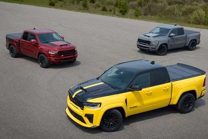 Trước Rumble Bee, RAM đã từng ra mắt những phiên bản "khủng" hơn như 392 và SRT có mức giá siêu đắt đỏ mang khối động cơ lớn hơn, cộng thêm dòng RHO thiên về off-road và "ông vua" TRX. Nếu nhìn từ các phiên bản này, Rumble Bee tiêu chuẩn gần như là sự lựa chọn hợp lý nhất.