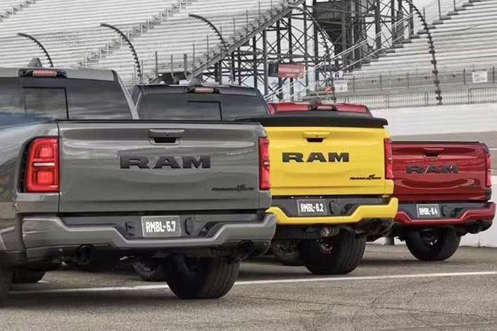 Đối với bản SRT đắt hơn 15.000 USD quy đổi 389 triệu đồng so với bản Track Pack nhưng cung cấp thêm tới 307 mã lực, tương đương khoảng 49 USD khoảng 1,2 triệu đồng cho mỗi mã lực. Giá xăng hiện nay không hề rẻ, thế nhưng khách hàng vẫn đang xếp hàng dài để sở hữu chiếc siêu bán tải cỡ lớn với khối động cơ V8 5.7 L chắc chắn sẽ rất "khát xăng".