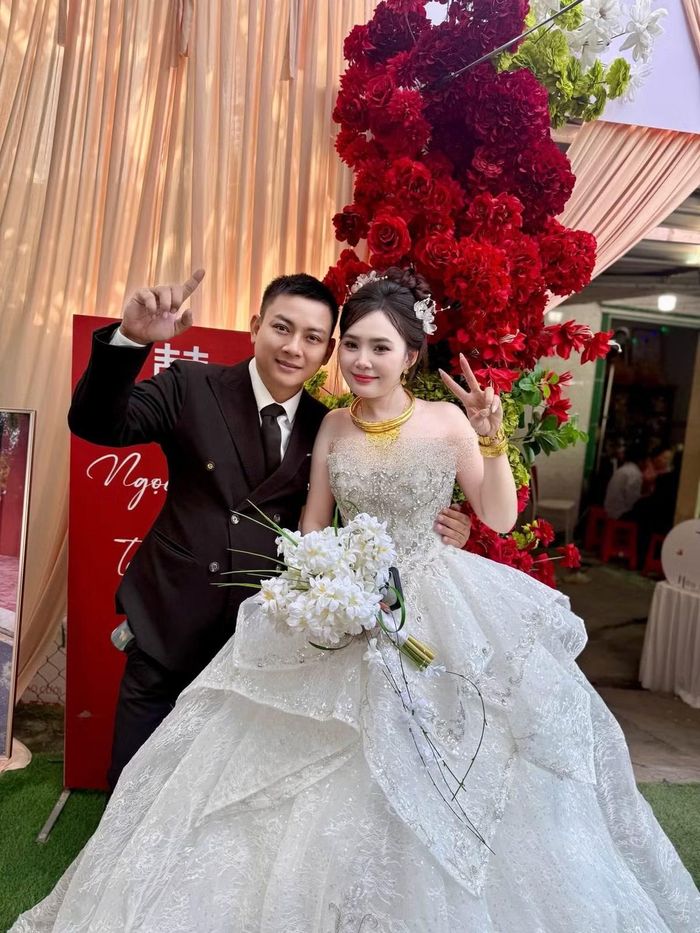 Theo Vietnamnet, chuyên gia trang điểm Tuyết Minh cho biết cô dâu không giấu sự hồi hộp trước tiệc cưới vì nhà trai mời đông khách. Khoảng 200 người hâm mộ đến dự, trong đó có những người từ Hà Nội vào. Khách mời nghệ sĩ gồm Bạch Công Khanh, TiTi, rapper Billy và nhiều đồng nghiệp của Hoài Lâm.