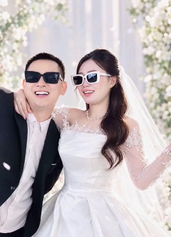 Trong bộ ảnh cưới được chia sẻ trước lễ cưới, Hoài Lâm dành lời nhắn cho Ngọc Trinh: “Anh đã cố gắng để em hiểu anh. Có gì thì nói với anh, anh sửa từ từ. Không bao giờ anh phản bội em”.