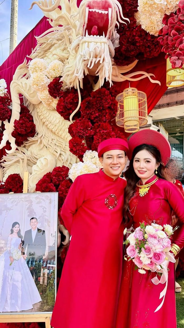Sáng ngày 6/10, Hoài Lâm chia sẻ hình ảnh trong ngày cưới với Ngọc Trinh. Nam ca sĩ và vợ diện trang phục cưới truyền thống, xuất hiện bên khu vực được trang trí bằng nhiều hoa và mô hình rồng màu đỏ - trắng.