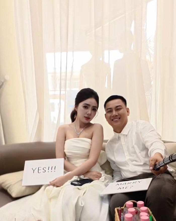 Hồi tháng 4, Hoài Lâm trở lại với ca khúc “Mai này em có về không”. Sản phẩm đánh dấu màn tái hợp giữa anh và Nguyễn Minh Cường, bộ đôi từng tạo dấu ấn với “Hoa nở không màu” và “Buồn làm chi em ơi”.