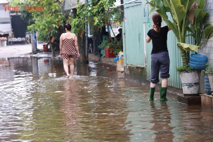 Sau hơn một tuần sống chung với nước ngập, điều người dân tại các hẻm 39 và 41 đường Công Nghệ Mới mong mỏi nhất lúc này là nước sớm được tiêu thoát, đồng thời có giải pháp khắc phục tình trạng ngập kéo dài để cuộc sống trở lại bình thường.