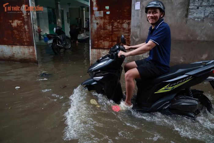 Người dân cho biết đây không phải tình trạng ngập thông thường. Những năm trước, khu vực chỉ ngập một đoạn nhỏ sau mưa lớn và nước thường rút trong thời gian ngắn.